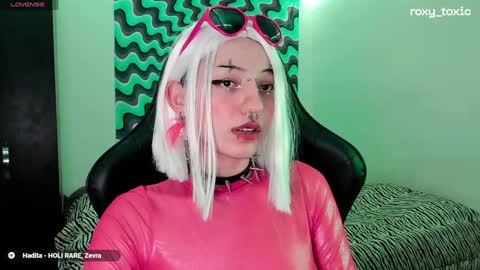 Snapshot of roxy_toxic chatting on December 20, 2:41 am Roxy Independient model Help me to reach 50 thumbs up online show from December 20, 2:41 am