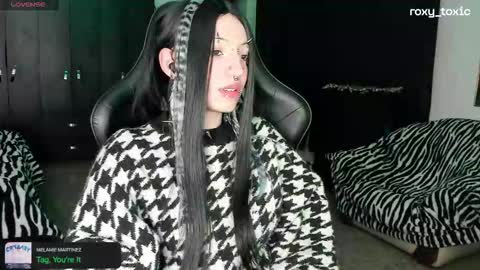 Snapshot of roxy_toxic chatting on September 20, 3:05 am Roxy Independient model Help me to reach 50 thumbs up online show from September 20, 3:05 am