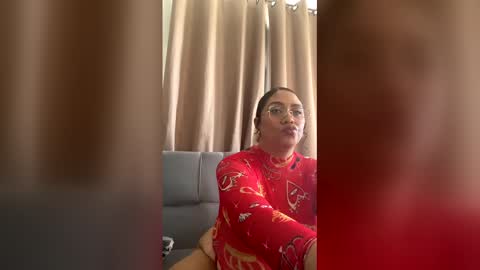 Hanna  online show from April 3, 1:53 pm