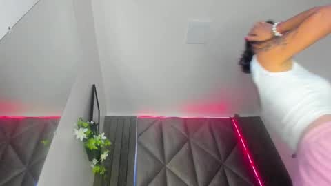 Snapshot of sabrinaspell_ chatting on October 1, 11:37 am S A B R I N A online show from October 1, 11:37 am