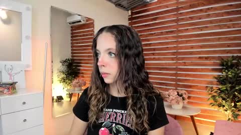 Snapshot of sapphire_venus chatting on February 9, 9:17 pm Valerin online show from February 9, 9:17 pm