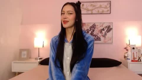Snapshot of sara17_ chatting on October 10, 4:39 am Sara online show from October 10, 4:39 am