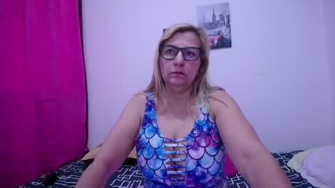 Snapshot of sara211 chatting on February 24, 4:04 pm sara online show from February 24, 4:04 pm
