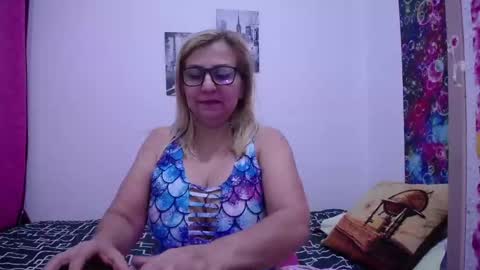 Snapshot of sara211 chatting on February 19, 10:42 pm sara online show from February 19, 10:42 pm