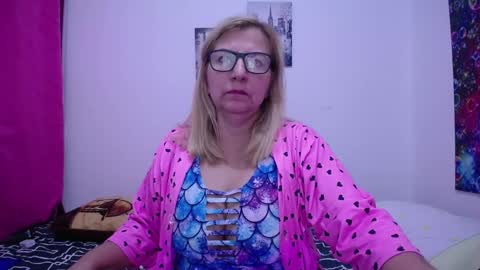 Snapshot of sara211 chatting on February 14, 3:26 pm sara online show from February 14, 3:26 pm