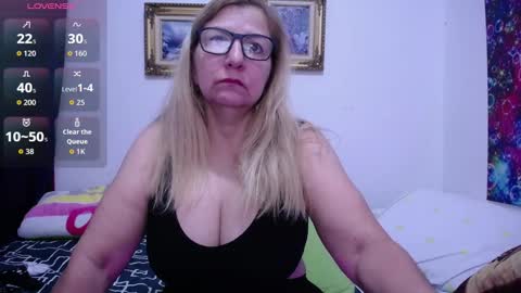 Snapshot of sara211 chatting on October 12, 3:58 pm sara online show from October 12, 3:58 pm