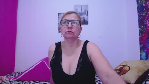 Snapshot of sara211 chatting on December 31, 12:15 pm sara online show from December 31, 12:15 pm
