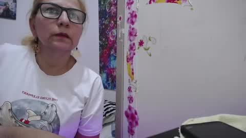 Snapshot of sara211 chatting on January 19, 1:53 am sara online show from January 19, 1:53 am