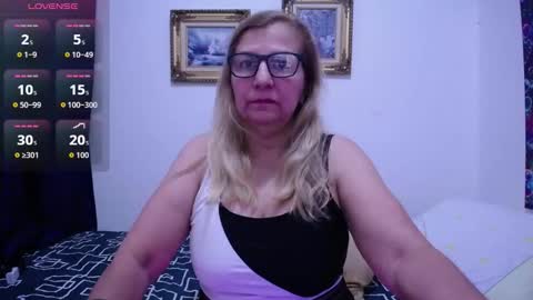 Snapshot of sara211 chatting on October 9, 3:10 am sara online show from October 9, 3:10 am