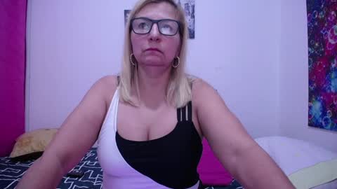 Snapshot of sara211 chatting on February 10, 1:46 am sara online show from February 10, 1:46 am