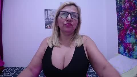 Snapshot of sara211 chatting on February 11, 3:08 am sara online show from February 11, 3:08 am