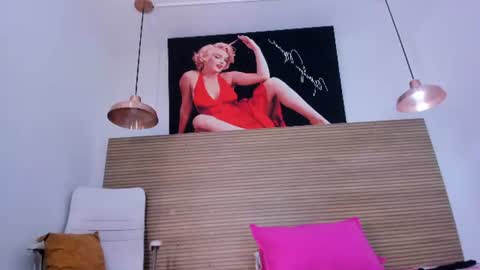 sara_sm1th_ online show from June 17, 1:01 pm