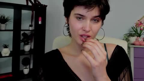 Sarah online show from May 10, 1:46 pm