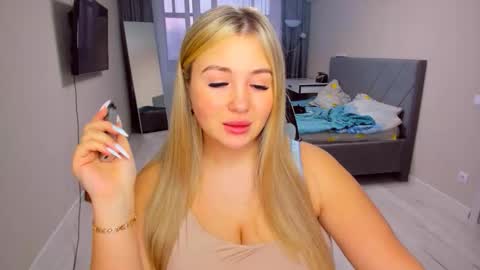 Sarah online show from March 25, 3:04 pm