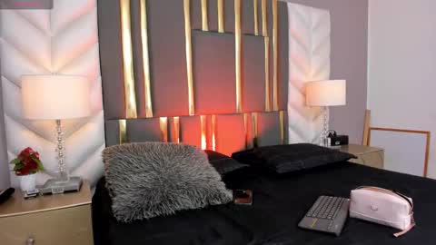 Sara Jonnes online show from September 20, 1:20 pm