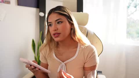 Snapshot of saraparisi_ chatting on January 22, 10:28 pm Sara online show from January 22, 10:28 pm