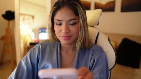 Snapshot of saraparisi_ chatting on February 9, 11:15 pm Sara online show from February 9, 11:15 pm