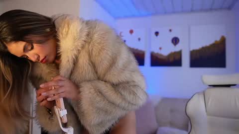 Snapshot of saraparisi_ chatting on December 7, 9:11 pm Sara online show from December 7, 9:11 pm