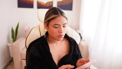Snapshot of saraparisi_ chatting on December 22, 7:52 pm Sara online show from December 22, 7:52 pm