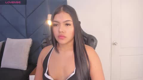 Snapshot of sarita_hills chatting on December 5, 3:59 am Sara online show from December 5, 3:59 am