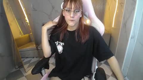Snapshot of scarlet2_b_ chatting on October 9, 3:21 am Scarlet online show from October 9, 3:21 am