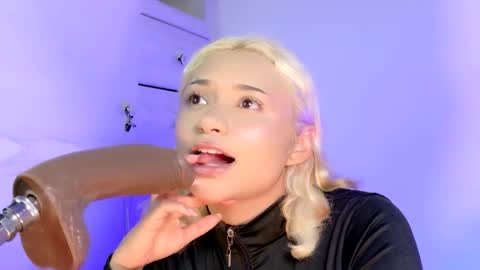 scarlet_gold online show from April 16, 2:34 am