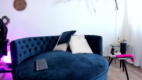 Snapshot of scarlet_summer_25 chatting on September 27, 12:45 pm scarlet_summer_25 online show from September 27, 12:45 pm