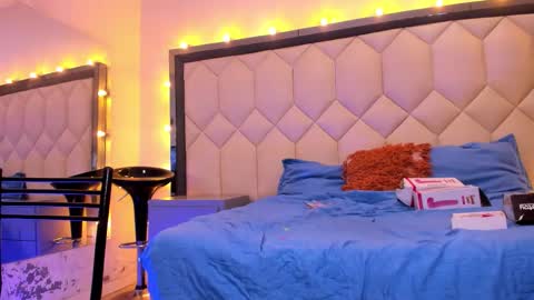 scarlethbigbug online show from November 6, 7:20 pm