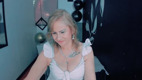 Snapshot of scarlethoot_ chatting on December 11, 11:51 am S C A R L E T online show from December 11, 11:51 am
