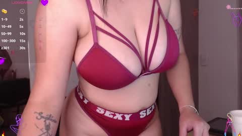 Scarlett Thumb up please help me 100 its important online show from November 21, 11:29 pm