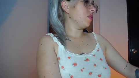 Yeyis  online show from December 6, 2:24 am