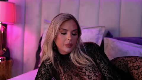 Selena online show from April 5, 6:45 am