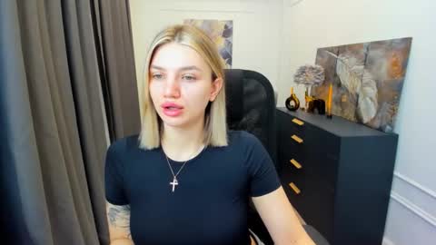 selenaemoore online show from April 19, 3:39 am