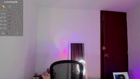 Snapshot of selene_e chatting on December 29, 3:44 am Karol. online show from December 29, 3:44 am