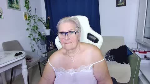 Selenna online show from April 10, 5:30 pm