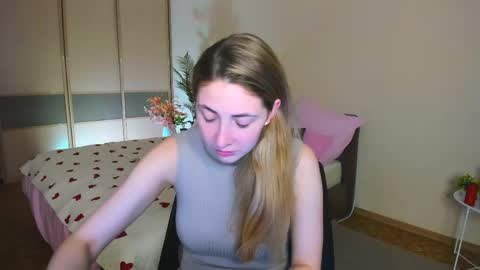 sensitiveheartt online show from April 17, 4:47 am