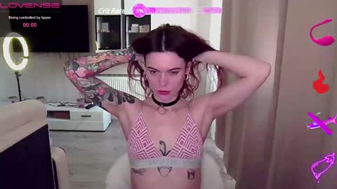 Snapshot of serenamilss chatting on March 10, 7:11 am serenamilss online show from March 10, 7:11 am