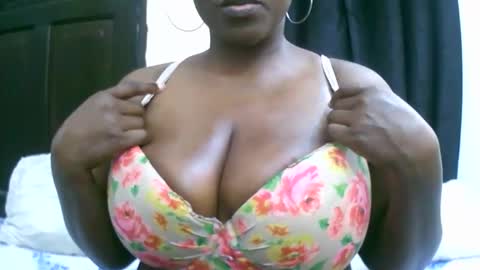Snapshot of sexxi_ebony chatting on October 5, 9:25 am sexxi_ebony online show from October 5, 9:25 am