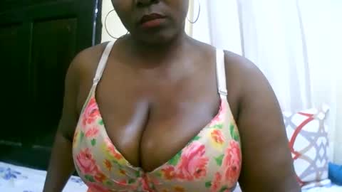 Snapshot of sexxi_ebony chatting on October 3, 9:14 am sexxi_ebony online show from October 3, 9:14 am