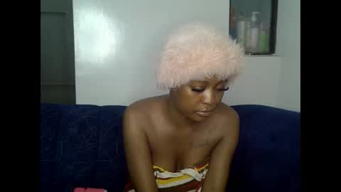 sexyasspetitte_ online show from May 24, 7:24 pm