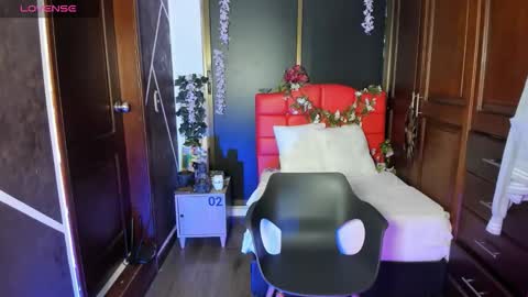 N A F online show from December 4, 7:36 pm