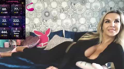 Snapshot of sexyquennina chatting on October 17, 11:57 am SexyQueenNina online show from October 17, 11:57 am