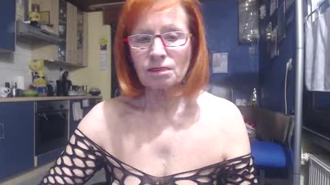 Snapshot of sexysilvie3112 chatting on December 10, 2:39 pm Silvie online show from December 10, 2:39 pm