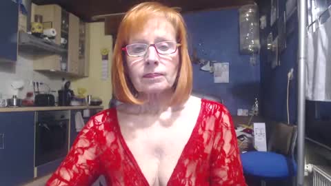 Snapshot of sexysilvie3112 chatting on December 29, 2:52 pm Silvie online show from December 29, 2:52 pm