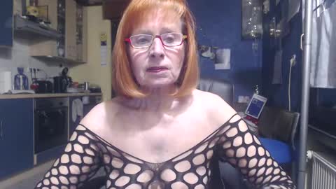 Snapshot of sexysilvie3112 chatting on January 1, 2:42 pm Silvie online show from January 1, 2:42 pm