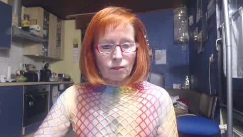 Snapshot of sexysilvie3112 chatting on December 8, 2:52 pm Silvie online show from December 8, 2:52 pm