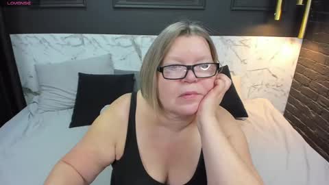 Snapshot of shannonshine chatting on February 28, 5:15 am Shannon online show from February 28, 5:15 am