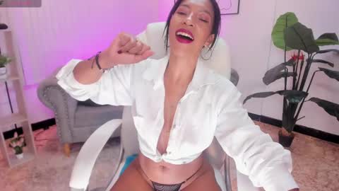 Snapshot of shantall_wills chatting on February 23, 1:53 am Shantall wills online show from February 23, 1:53 am
