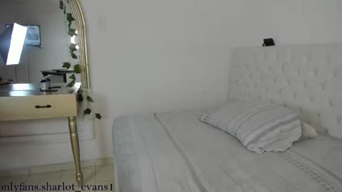 Sharlot online show from February 4, 12:30 pm