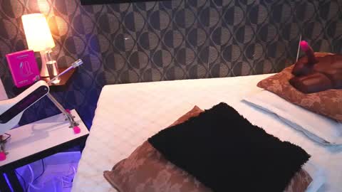 Sharom  online show from March 5, 7:31 pm